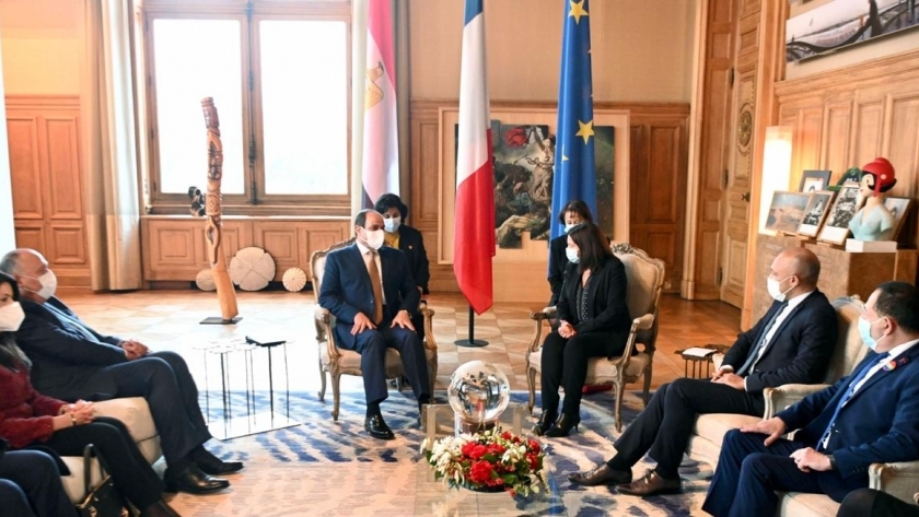 الرئيس يلتقى عمدة باريس