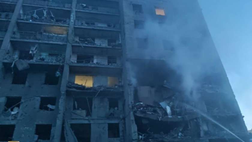 آثار القصف الروسي على مبني سكني في «أوديسا»