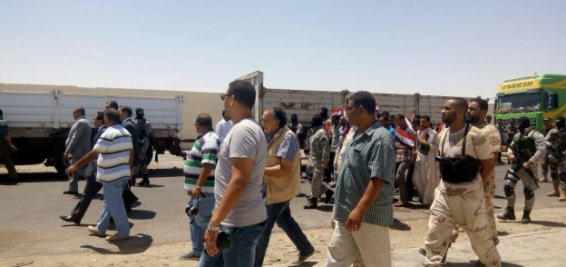 المصريون المحررين من ليبيا فور وصولهم الى منفذ السلوم حاملين اعلام مصر