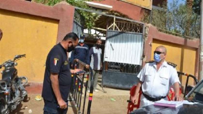 قوات الشرطة المتواجد أمام لجان الامتحانات بالاقصر