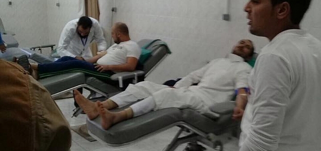 مواطنون يتبرعون بالدم للمصابين داخل المستشفى