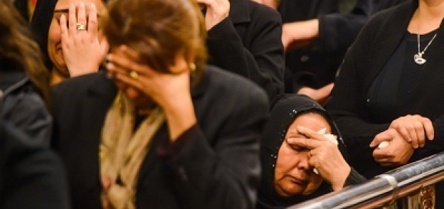 بكاء أهالى وجيران ضحايا الهجوم على كنيسة «مارمينا»