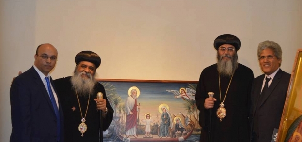 مطران القدس وأسقف اليونان خلال المعرض