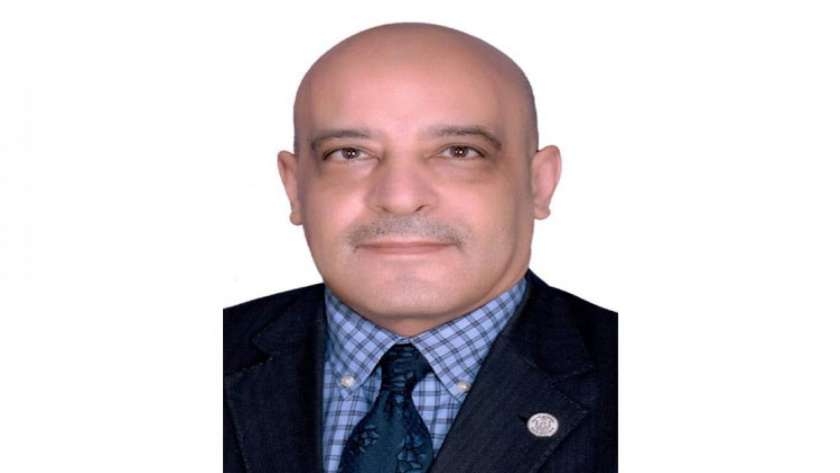 الدكتور أيمن عثمان القائم بأعمال رئيس جامعة أسوان