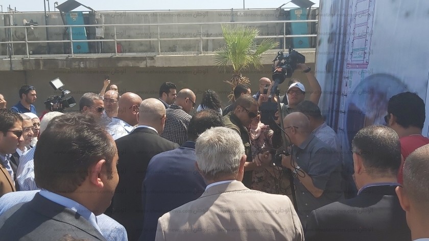 جانب من زيارة رئيس الوزراء لمحطة الصرف الصحي ببني سويف