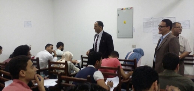 رئيس جامعة دمنهور يتفقد سير الامتحانات بكلية التجارة