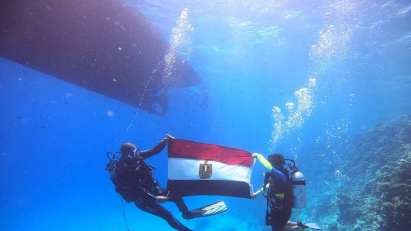 علم مصر يرفرف تحت الماء احتفالا بذكرى٣٠يونيو