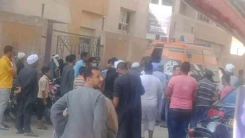 تجمع أمام مستشفى نجع حمادي