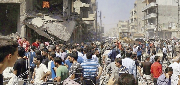 عشرات السوريين تجمعوا حول آثار انفجار فى حلب أمس «أ. ف. ب»