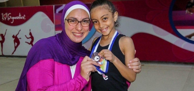 «فريدة» مع والدتها بعد حصولها على الميدالية الفضية