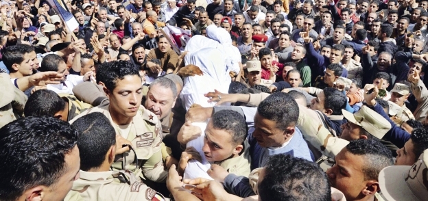 .. والآلاف من أهالى قرية «شها» بالمنصورة أثناء تشييع الشهيد حامد جمال