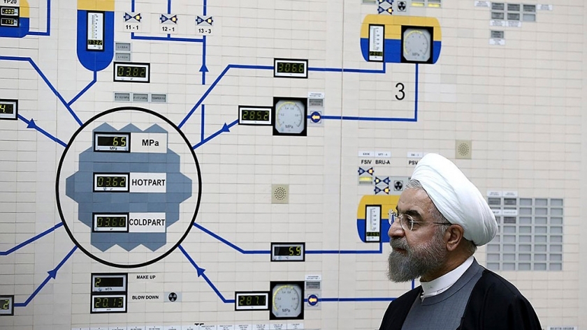 الرئيس الإيراني يتفقد أحد المنشآت النووية الإيرانية