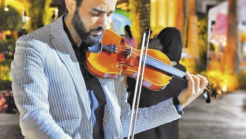 «فريد» يعزف على الكمان