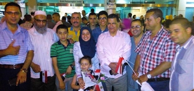 استقبال الطالبتين بمطار القاهرة