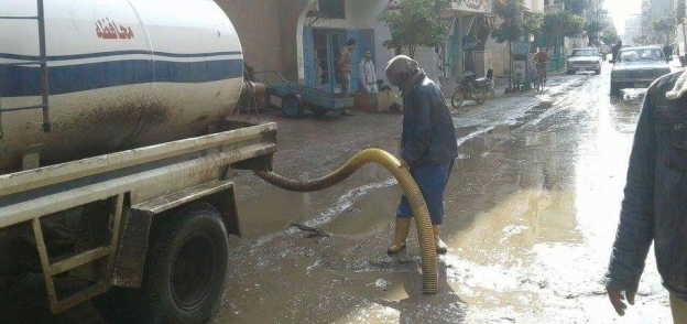 كسح تجمعات مياه الأمطار بمدينة عزبة البرج 