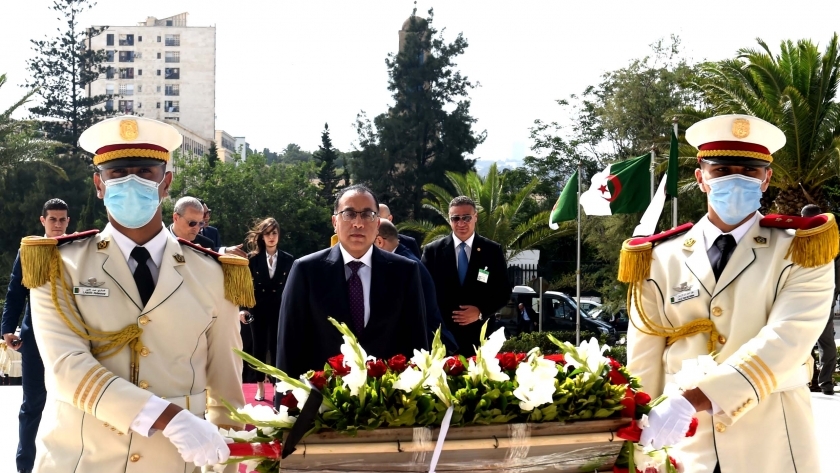رئيس الوزراء يضع إكليلا من الزهور على مقام الشهيد بالجزائر