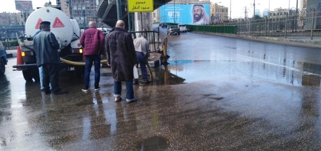 بالصور| سيارات الصرف الصحي تواجه الأمطار في القاهرة والجيزة