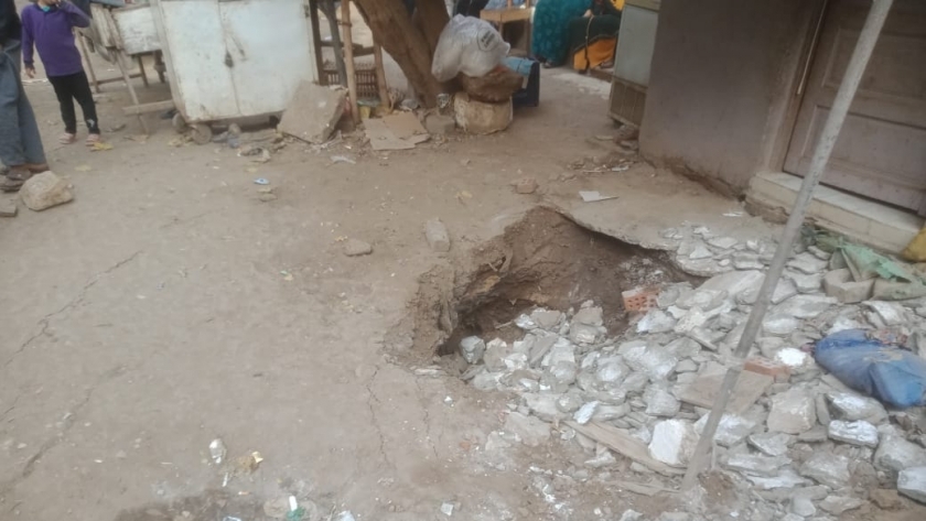 هبوط أرضي محدود بمركز ناصر شمال بني سويف بسبب تسريب مياه صرف صحي