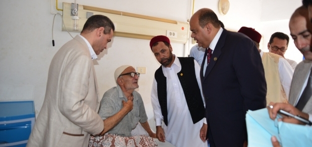 محافظ مطروح يقدم التهنئة ومساعدات ماليه للمرضي بالمستشفي العام فى عيد الفطر المبارك