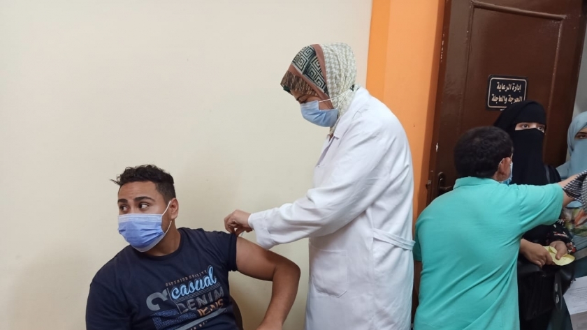 وكيل صحة الشرقية يتفقد مركز تطعيم المواطنين بلقاح كورونا