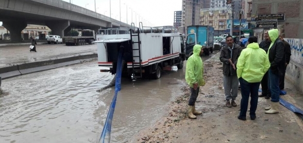 سيارات الوحدات المحلية تسحب مياه الأمطار من شوارع البحيرة