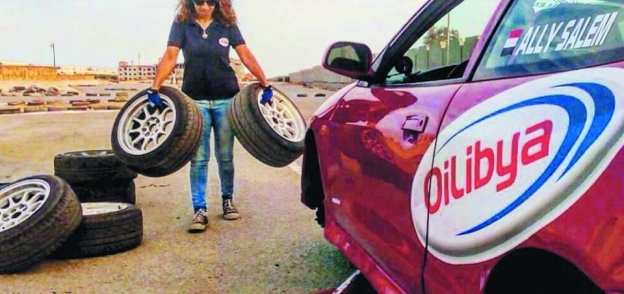 آلاء سالم بطلة مصر فى سباق سرعة السيارات