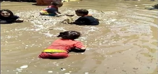 الأطفال يسبحون فى مياه الشرب التى أغرقت العزبة