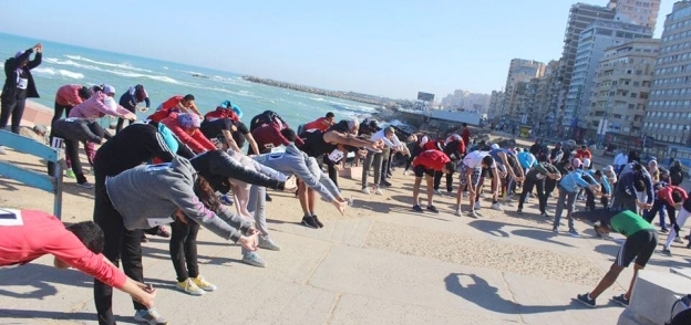  طلاب جامعة الإسكندرية يحتفلون باستضافة "أمم أفريقيا" بمارثون رياضي على الكورنيش
