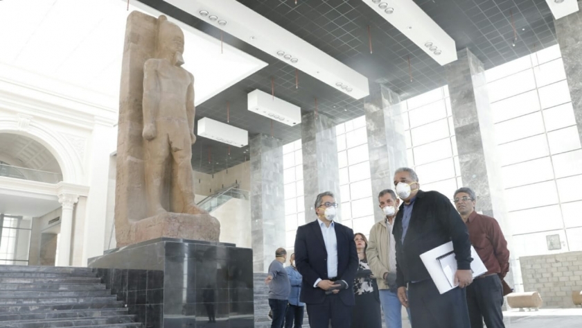 وزير السياحة والاثار خلال زيارته لمتحف العاصمة الادارية