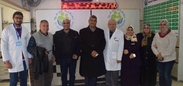 "رئيس حي العامرية" بالإسكندرية يزور مستشفى "الصفوة": "عاش يا رجالة"