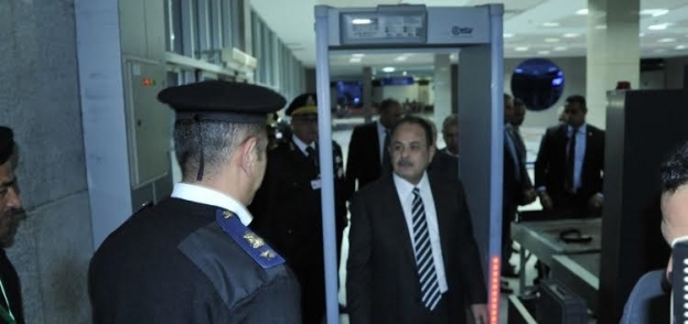 وزير الداخلية يخضع للتفتيش فى مطار شرم الشيخ اثناء تفقد اجراءات التامين