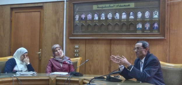 صورة من جلسة اجتماع عميد كلية ألسن عين شمس