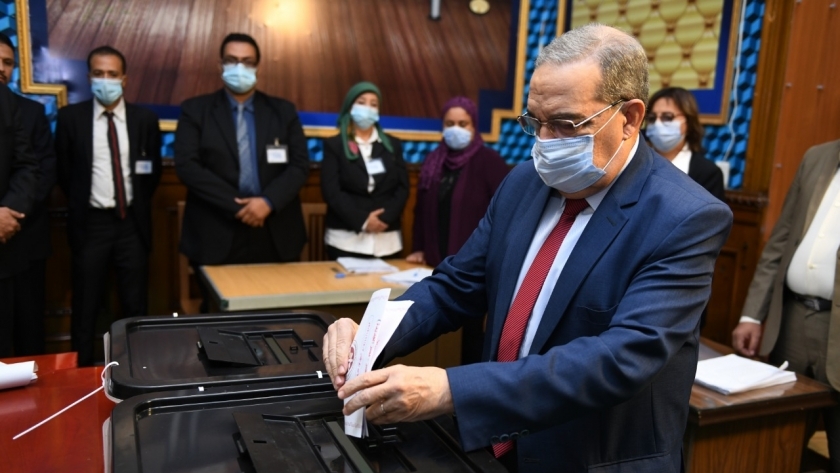 وزير الإنتاج الحربي يشيد بتطبيق تدابير كورونا في لجان انتخابات النواب