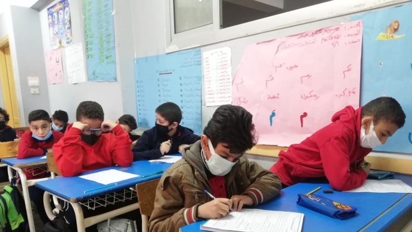 طلاب الصف الرابع الإبتدائي يؤدون امتحان اللغة العربية