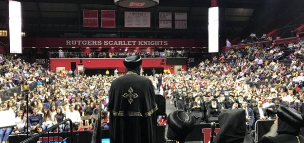 بالصور| البابا يغني نشيد "بلادي" مع 7 آلاف قبطي في استاد بنيوجيرسي