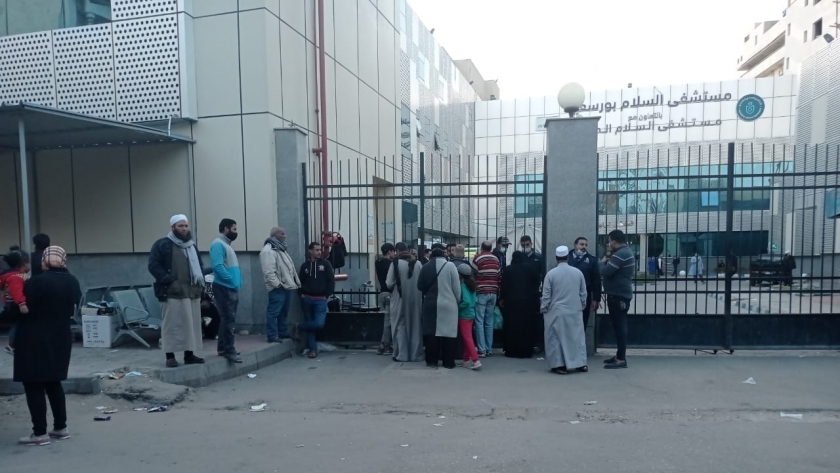 أهالي ضحايا حادث بورسعيد ينتظرون خروج الجثامين