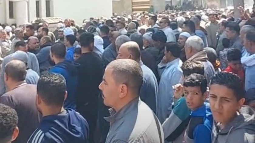الأهالى يودعون جثمان شخص توفى داخل مسجد بالمحلة