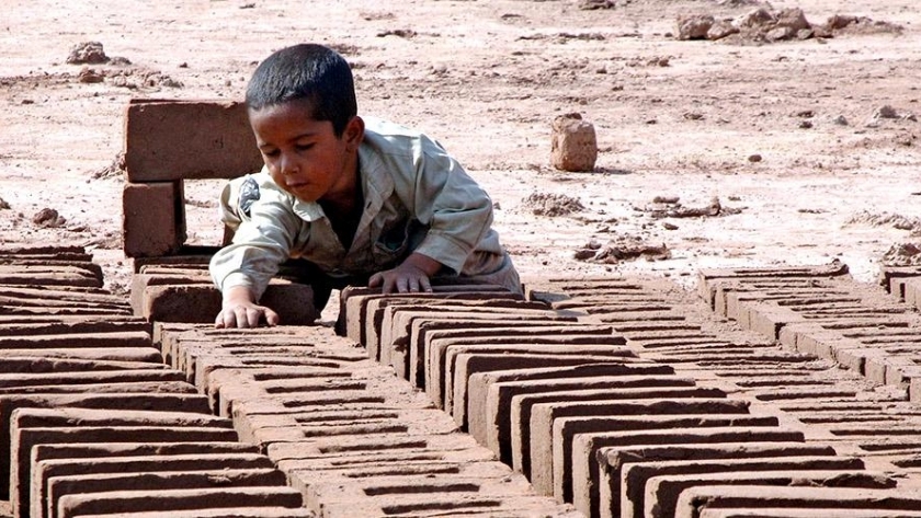 تعتبر الأمم المتحدة أسوأ أشكال عمل الأطفال والسخرة من الرق الحديث