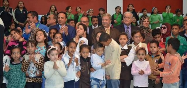محافظ الإسماعيلية يشهد إحتفال مدارس المنار الخاصة للغات بيوم اليتيم.