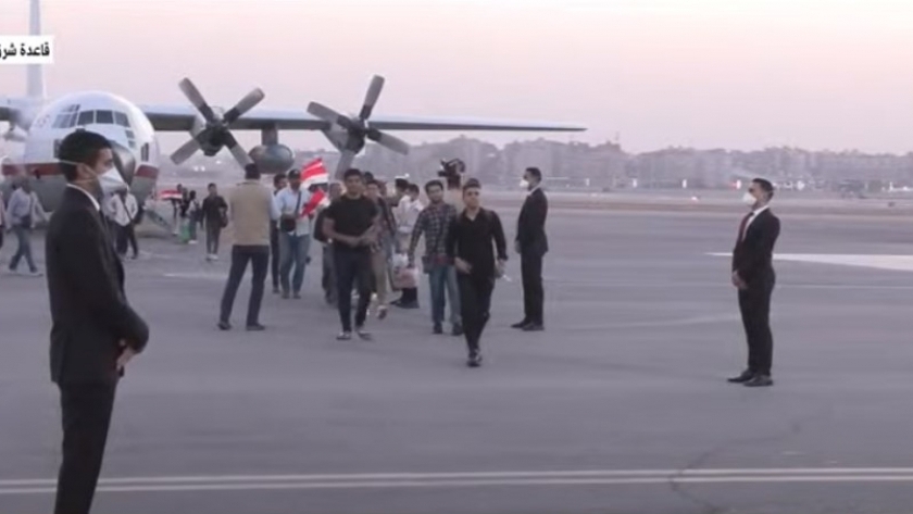 وصول طائرة جديدة تقل مصريين من السودان