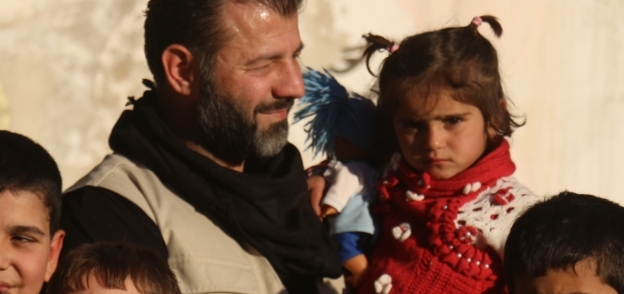 قصة سوري يوزع الهدايا على أطفال سوريا: "بابا نويل" لم يزر حلب
