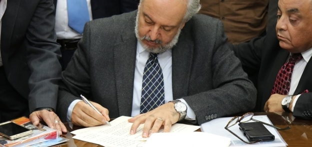 مدير هيئة كير الدولية خلال توقيعه بروتوكول مع محافظ كفر الشيخ