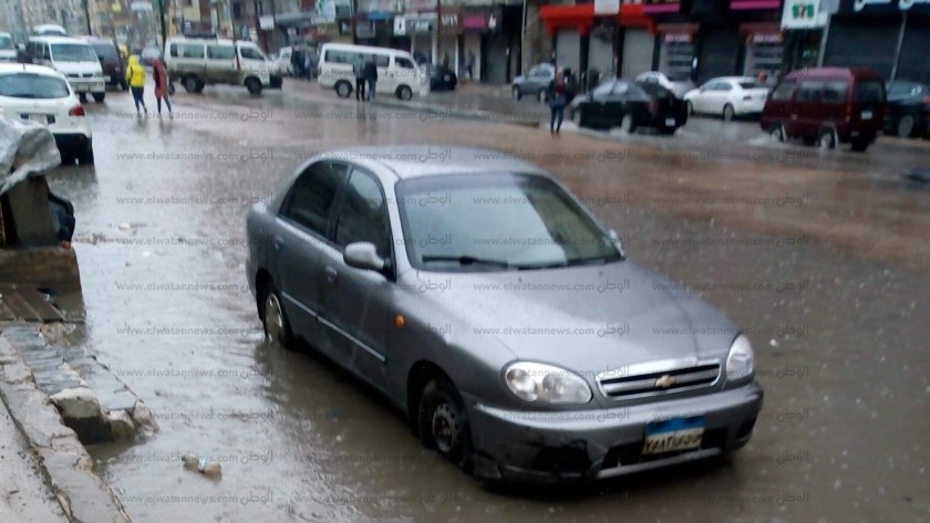 طريق إسكندرية مطروح بالعجمى يغرق في مياه الأمطار