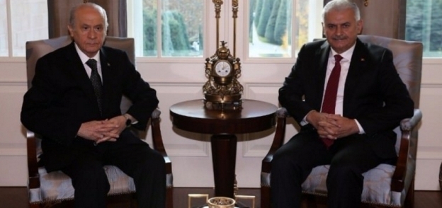 رئيس حزب الحركة القومية التركي دولت بهتشلي ورئيس الوزراء بن علي يلديريم