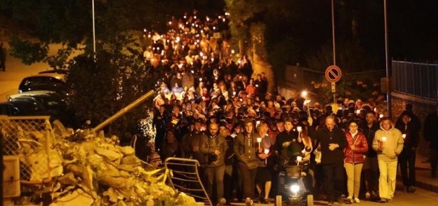 مسيرة بالشموع تكريما لضحايا زلزال اماتريتشي في وسط إيطاليا