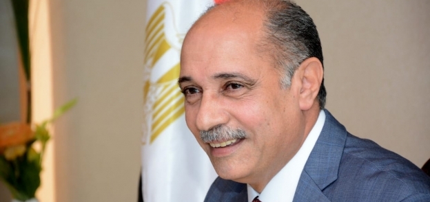 وزير الطيران  المدني يونس المصري