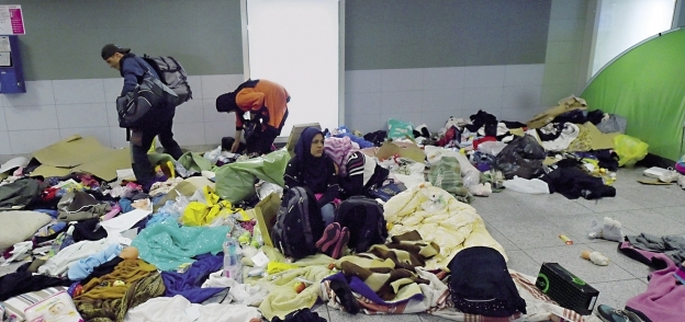 لاجئة تنتظر الترحيل داخل المحطة المجرية «أ.ف.ب»