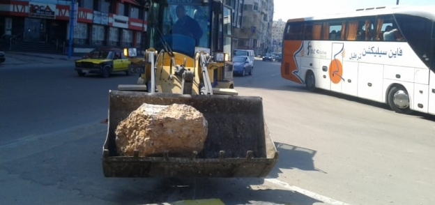 "وسط الإسكندرية" رفع 8طن أتربة من طريق الكورنيش لماراثون التعليم الفني