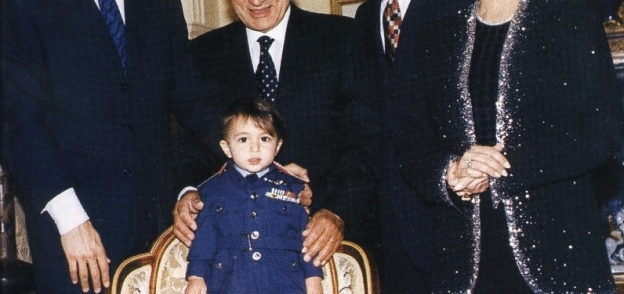 الرئيس الأسبق حسني مبارك في صورة قديمة مع أسرته