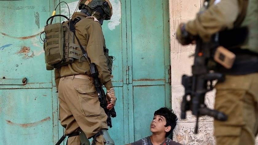 قوات الاحتلال تعتقل الفلسطينيين